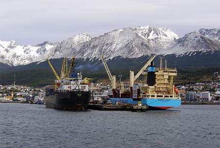 Widok na port w Ushuaia i Andy Patagońskie