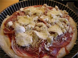 Włoska pizza pancetta - przygotowywanie