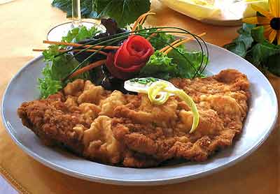 Wiener Schnitzel, czyli sznycel po austriacku, jedno z najbardziej znanych dań w Austrii (fot. wikimedia.org/Kobako).
