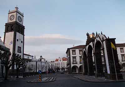 Miasto Ponta Delgada na wyspie Sao Miguel na Azorach