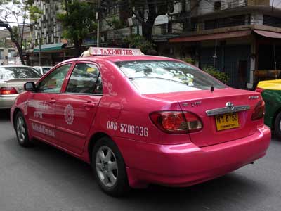 Taksówka w Bangkoku wyposażona w taksometr
