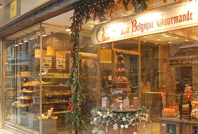 Witryna sklepu z czekoladą na Starym Mieście w Brukseli.