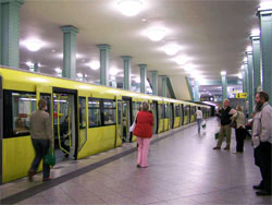 Stacja metra Alexanderplatz w Berlinie