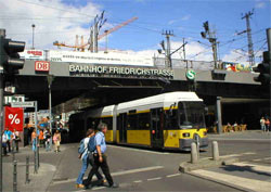 Tramwaj w Berlinie na stacji Berlin Friedrichstrasse
