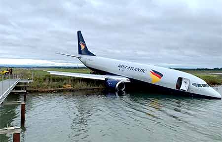 Boeing 737-400 wjechał do jeziora