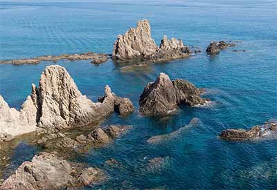 Skalista część wybrzeża na półwyspie Cabo de Gata w Hiszpanii. Fot. wikimedia.org/Jebulon licencja CC BY-SA 4.0