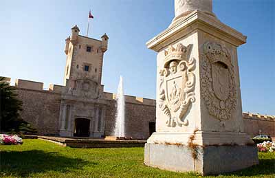 Puertas de Tierra de Cadiz - brama prowadząca do Starego Miasta Cadiz (Kadyksu), fot. wikimedia.org/TheOm3ga, licencja CC BY-SA 3.0.