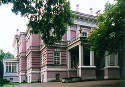 Neoklasycystyczny pałac w Biedrusku
