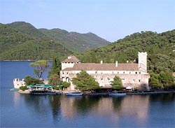 Klasztor na Wielkim Jeziorze w Parku Narodowym Mljet