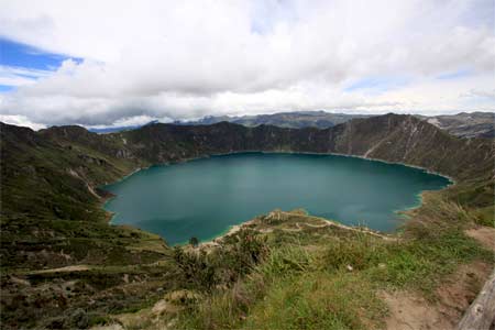 Lago Quilotoa. Wypełniony wodą krater wulkanu o średnicy 3 km. Jezioro ma około 250 m głębokości?.