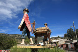 W drodze do Lago Quilotoa, każde mijane miasteczko w centralnej części posiadało podobny pomnik, choć tematyka była różna