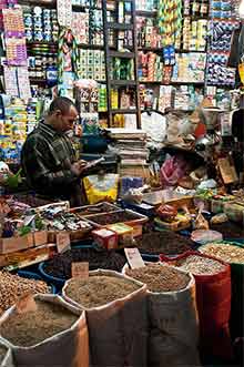 Sprzedawca na bazarze w Fezie, fot.wikimedia.org/Michal Osmenda.