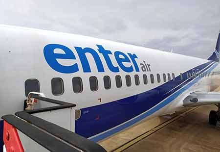 Samolot linii Enter Air przed wylotem do Egiptu