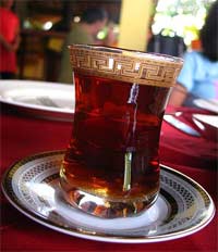 Charakterystyczna turecka szklanka do picia herbaty (fot. wikimedia.org)