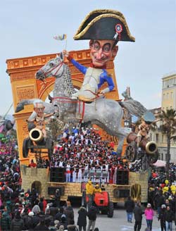Jeden z wozów alegorycznych w trakcie karnawału w Viareggio w Toskanii (fot. viareggio.ilcarnevale.com)
