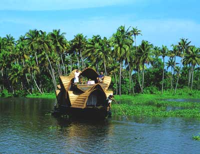 Niezapomnianym przeżyciem jest rejs tradycyjnymi barkami, dzisiaj zmienionymi w luksusowe pływające hotele, po rozlewiskach Kerali (fot. Kerala Tourism)