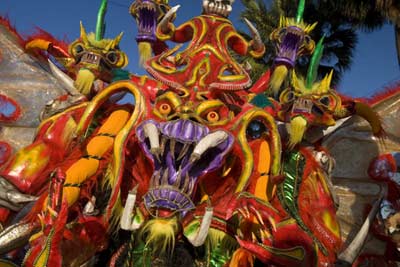 Słynne, kolorowe Diablos Cojuelos, czyli „Kulawe Diabły” (fot. Dominican Republic Ministry of Tourism)