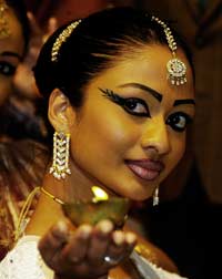 Tutejsze kobiety uwielbiają nosić biżuterię osdobioną wspaniałymi klejnotami (fot. Sri Lanka Tourism)