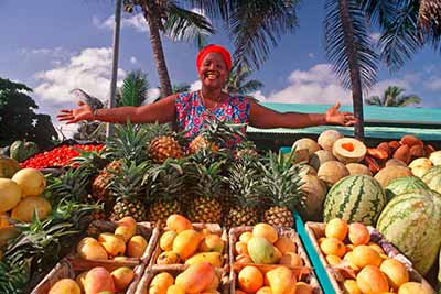 Sprzedawczyni świeżych owoców tropikalnych na Dominikanie. fot. Dominican Republic Ministry of Tourism.