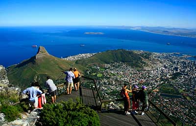 Widok ze szczytu Góry Stołowej (fot. <a href='miejsce,kapsztad_cape_town,319.html
'>Cape Town</a> Tourism).