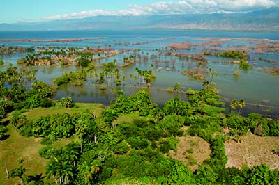 Jezioro Enriquillo (największe na Dominikanie) leżące w dolinie ryftowej (fot. Narodowy Urząd Turystyki Republiki Dominikańskiej).