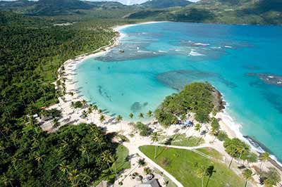 Plaża Rincon nad zatoką o tej samej nazwie na półwyspie Samana (fot. Narodowy Urząd Turystyki Republiki Dominikańskiej).