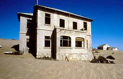 Opuszczone domy w Kolmanskop, mieście poszukiwaczy diamentów, fot. Namibia Tourism