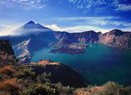 Za główną atrakcję Lomboku uważa się czynny wylkan Rinjani (3726 m n.p.m.) z leżącym w jego kraterze malowniczym jeziorem Segara Anak (fot. Ministry of Culture and Tourism, Republic of Indonesia)