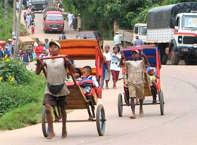 Na Madagaskarze spotkamy oryginalne taksówki - riksze ciągnięte przez ich właścicieli. Nazywa się je na tej wyspie pousse-pousse. (fot. wikimedia.org)
