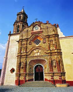 Przepiękna fasada misji Niepokalanego Poczęcia Najświętszej Maryi Panny w osadzie Aqua de Landa (fot. Secretaria de Turismo del Estado de Queretaro)
