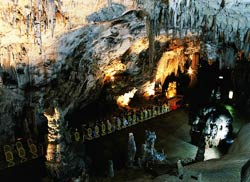 Przejazd kolejką w <a href='miejsce,jaskinia_postojna,458.html
'>Jaskini Postojnej</a> (fot. slovenia.info)
