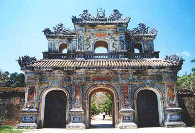 Brama Hien Nhon - główne wejście do Zakazanego Purpurowego Miasta (fot. Vietnam National Administration of Tourism)
