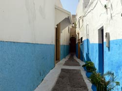 Biało-niebieska uliczka w Fezie