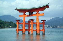 Największa japońska brama torii koło głównej świątyni Shitasak-Itsukushima ma wysokość 16,8 m. (fot. FG2)