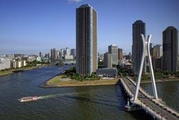 Sumida jest jedną z głównych rzek płynących przez stolicę Japonii. Wzniesiono nad nią aż 26 nowoczesnych mostów. (fot. 663HIGHLAND)