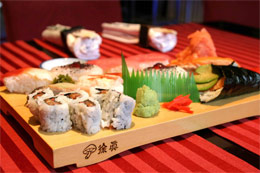 Sushi to bez wątpienia najsłynniejsza japońska potrawa na świecie. Przygotowywana jest z ryżu
oraz najróżniejszych owoców morza, ryb, warzyw, grzybów i jajek. (fot. photoxpress.com)