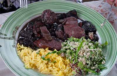 Feijoada - potrawa kuchni brazylijskiej, fot. wikimedia.org/Andre Rebeiro, licencja CC BY 2.0.