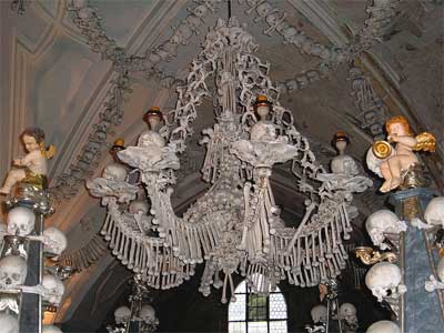 Kaplica Czaszek (Ossuarium) w Kutnej Horze - żyrandol z ludzkich kości