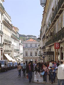 Jedna z uliczek w dzielnicy Chiado, fot. wikimedia.org/Scalleja.