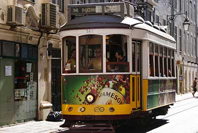 Tradycyjny tramwaj w Lizbonie.