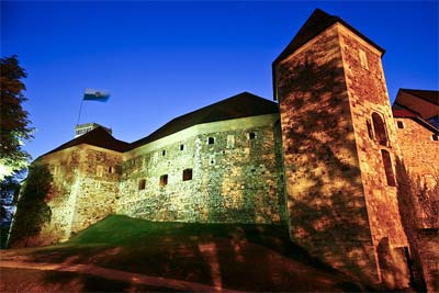 Zamek w Lublanie nocą