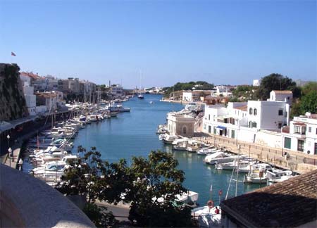 Widok na port w miejscowości Ciutadella
