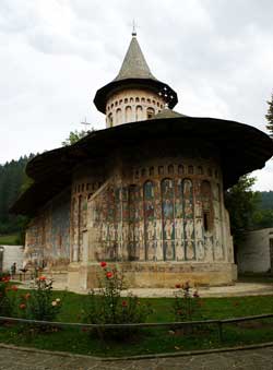 Jeden z kolorowych monastyrów w Rumunii (fot. kan)