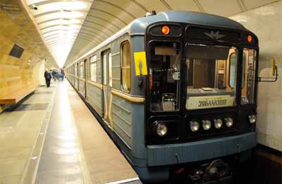 Pociąg na stacji metra w Moskwie. Fot. wikimedia.org/Tim Adams licencja CC BY 3.0