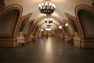 Bogato zdobiona stacja metra Kiewskaja-Kolzewaja w Moskwie