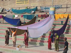 Kobiety suszące sari nad Gangesem