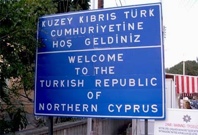 Znak informujący o przejściu do tureckiej części Nikozji