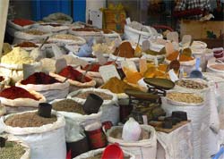 Bogactwo aromatycznych przypraw na bazarze w Tunezji