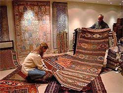 Kupno tradycyjnego dywanu w Turcji (fot. istanbul-travel.net)