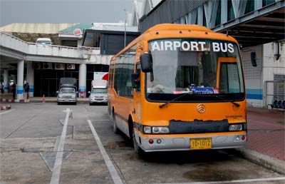 Airport Bus przed lotniskiem na Phuket